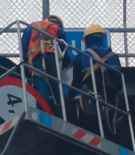 Pemasangan rambu jalan tol oleh tim Amparan Teknik di ruas Tangerang-Merak